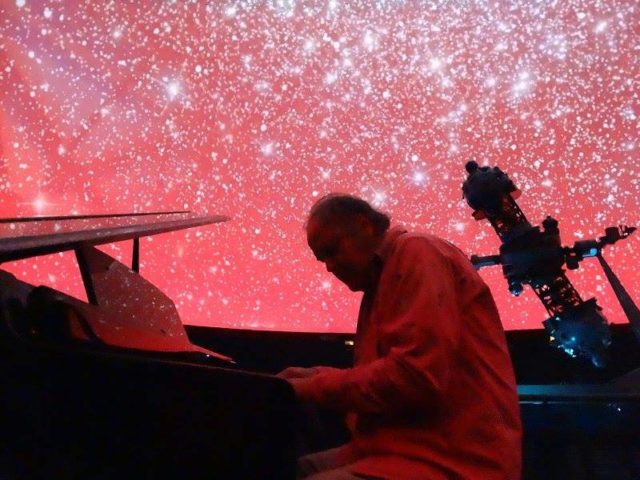 Piano bajo las estrellas - Planetario Chile